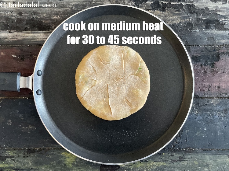 स्टेप 26 – मध्यम आंच पर 30 से 45 सेकंड तक पकाएं।&nbsp;