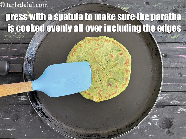 स्टेप 35 – स्पैचुला से विशेष रूप से किनारों को दबाएं और यह …