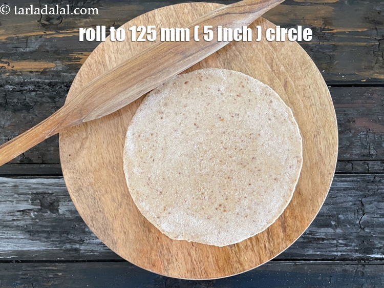 स्टेप 28 – आटे के एक भाग को गेहूं के आटे का उपयोग …