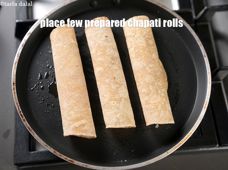 स्टेप 29 – कुछ तैयार चपाती रोल रखें।