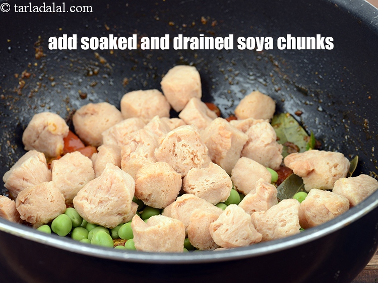 स्टेप 26 – इसमें भिगोए और सुखाए हुए सोया चंक्स डालें।