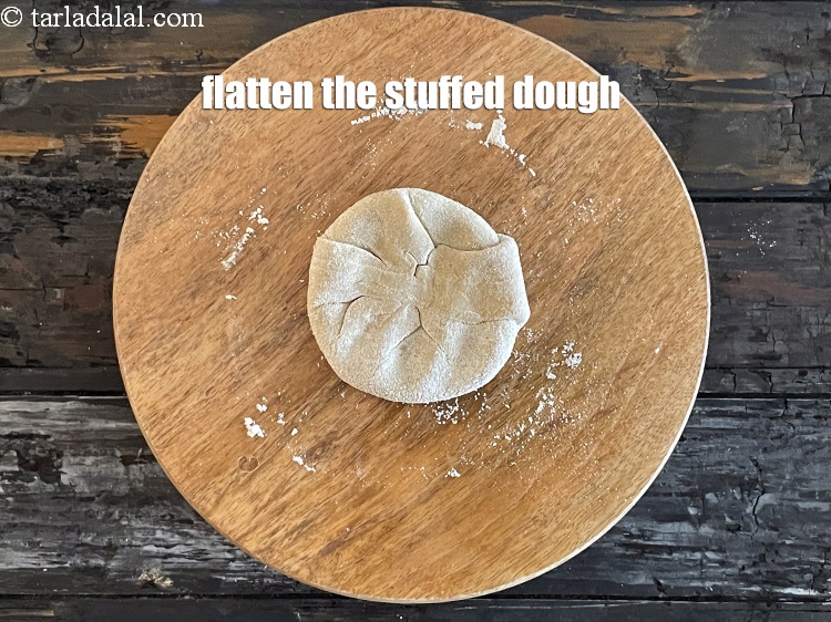 Step 26 – <meta charset="UTF-8" />Flatten the stuffed dough.&nbsp;