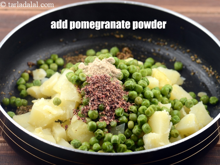 स्टेप 27 – <p>१ टी-स्पून&nbsp;<a href="">अनारदाना पाउडर</a> डालें।</p>