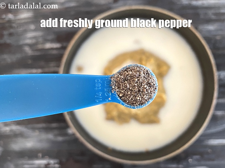 स्टेप 26 – १/४ टी-स्पून&nbsp;<a href=""https://www.tarladalal.com/glossary-black-peppercorns-kali-mirch-kalimirch-hindi-566i"">ताज़ी कुटी काली मिर्च</a>&nbsp;<span style=""font-size:11pt""><span style=""font-family:Calibri,sans-serif""><span style=""background-color:white""><span style=""font-family:&quot;Nirmala …