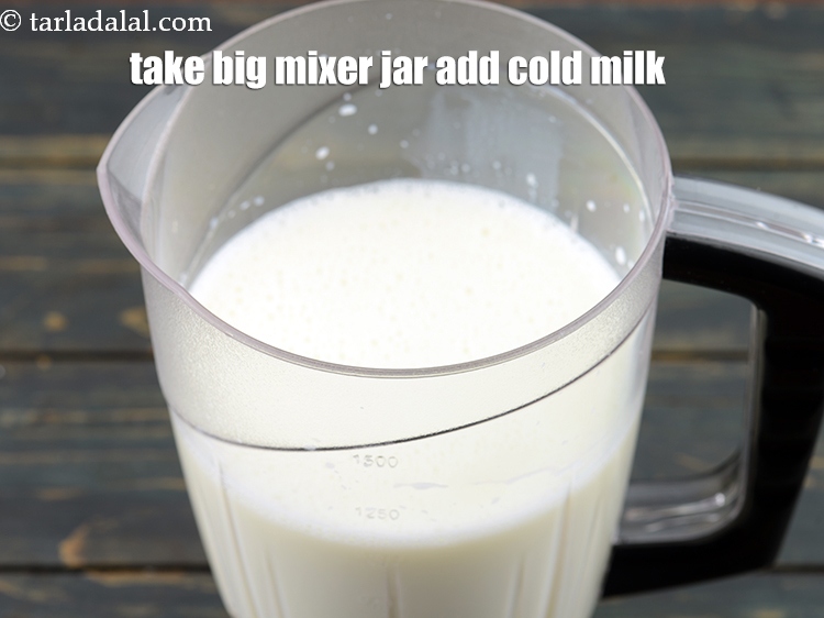 स्टेप 26 – एक बड़ा मिक्सर जार लें। ठंडा दूध डालें।