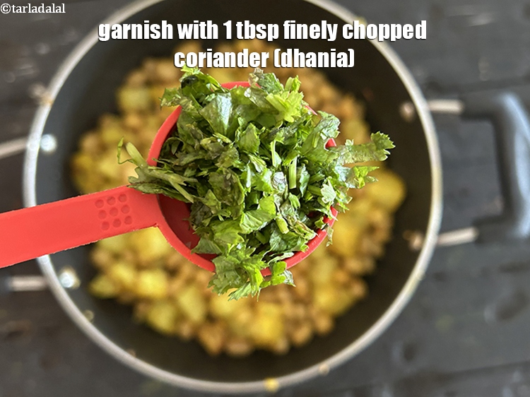 स्टेप 27 – १ टेबल-स्पून&nbsp;बारीक<a href=""https://www.tarladalal.com/glossary-chopped-coriander-hindi-783i"">कटा हुआ हरा धनिया</a>&nbsp;डालकर गार्निश करें।