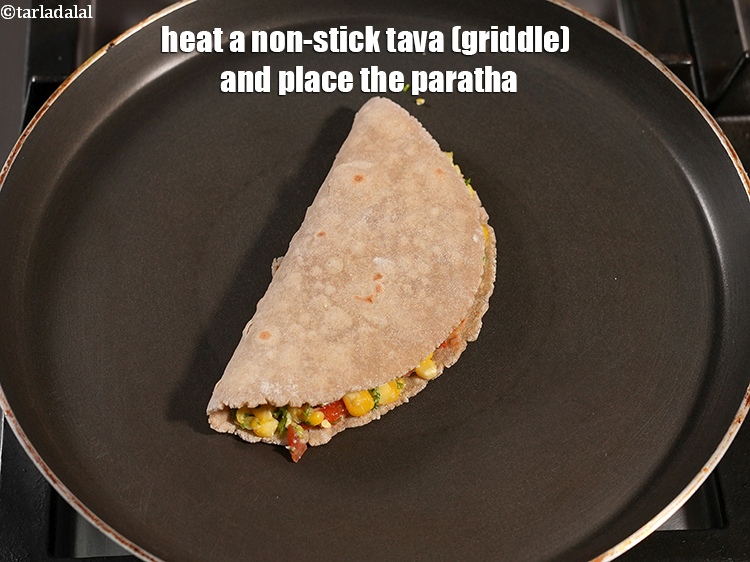 स्टेप 30 – एक नॉन-स्टिक तवा गरम करें और उस पर पराठा रखें।