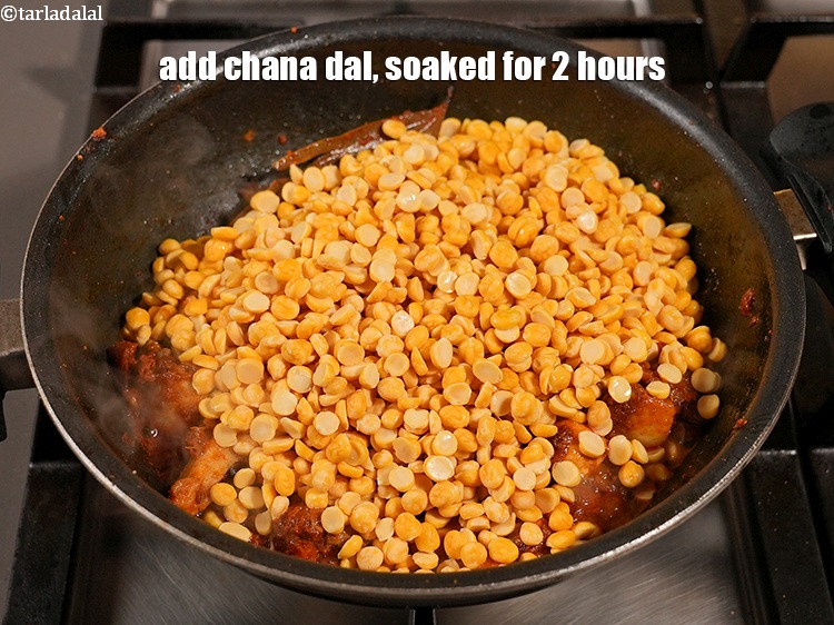 स्टेप 27 – १ कप&nbsp;<a href=""https://www.tarladalal.com/glossary-chana-dal-split-bengal-gram-hindi-285i"">चना दाल</a>&nbsp;, 2 घंटे भिगोया हुआ&nbsp;डालें।