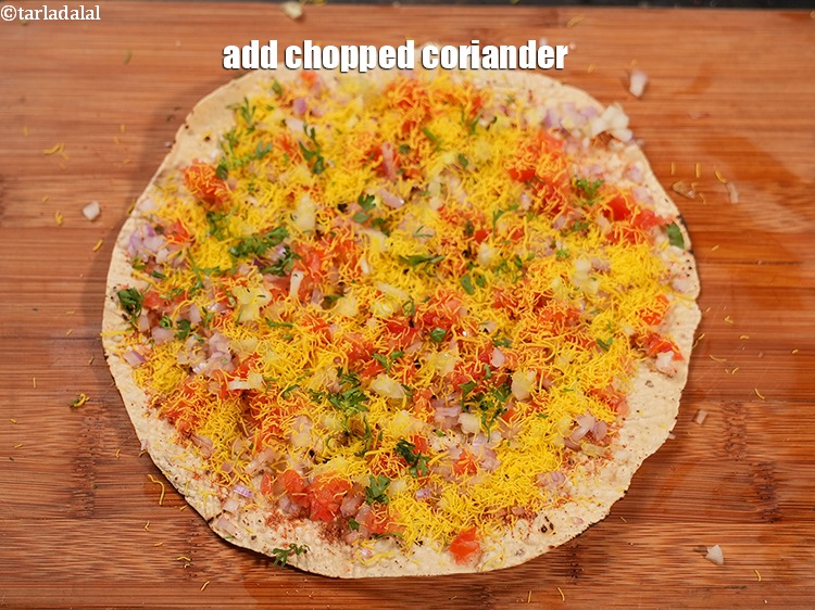 स्टेप 28 – १/२&nbsp;टेबल-स्पून&nbsp;बारीक&nbsp;<a href=""https://www.tarladalal.com/glossary-chopped-coriander-hindi-783i"">कटा हुआ हरा धनिया</a>&nbsp;डालें ।