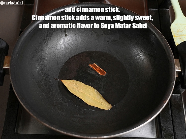 स्टेप 27 – १&nbsp;<a href="https://www.tarladalal.com/glossary-cinnamon-dalchini-hindi-346i">दालचीनी</a> की छड़ी डालें। दालचीनी की छड़ी सोया मटर …