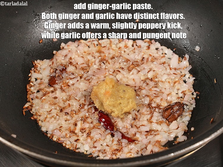 स्टेप 27 – १ टेबल-स्पून&nbsp;<a href=""https://www.tarladalal.com/glossary-ginger-garlic-paste-adrak-lehsun-ki-pate-adrak-lahsun-ki-paste-hindi-939i"">अदरक-लहसुन का पेस्ट</a>&nbsp;डालें&nbsp;। अदरक और लहसुन दोनों का …