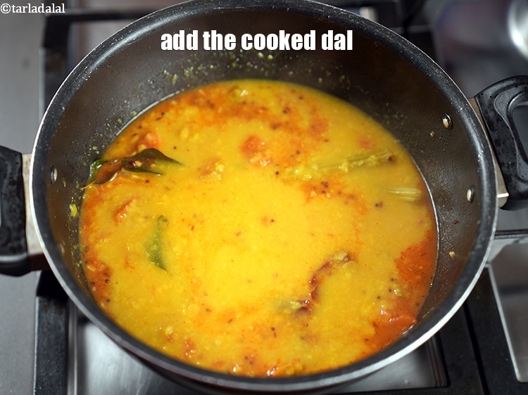 स्टेप 27 – पकी हुई दाल डालें&nbsp;।