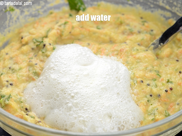 स्टेप 27 – 1 टेबल-स्पून&nbsp;<a href=""https://www.tarladalal.com/glossary-water-pani-hindi-647i"">पानी</a>&nbsp;&nbsp;<span style=""font-size:11pt""><span style=""font-family:Calibri,sans-serif""><span style=""background-color:white""><span style=""font-family:&quot;Nirmala UI&quot;,sans-serif""><span style=""color:black"">डालें।</span></span></span></span></span>