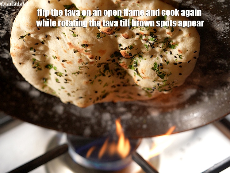 स्टेप 27 – तवे को खुली आंच पर पलटें और फिर से तवे …