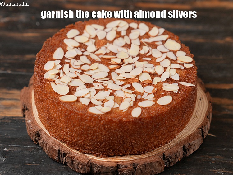 स्टेप 27 – केक को बादाम के टुकड़ों से सजाएं।