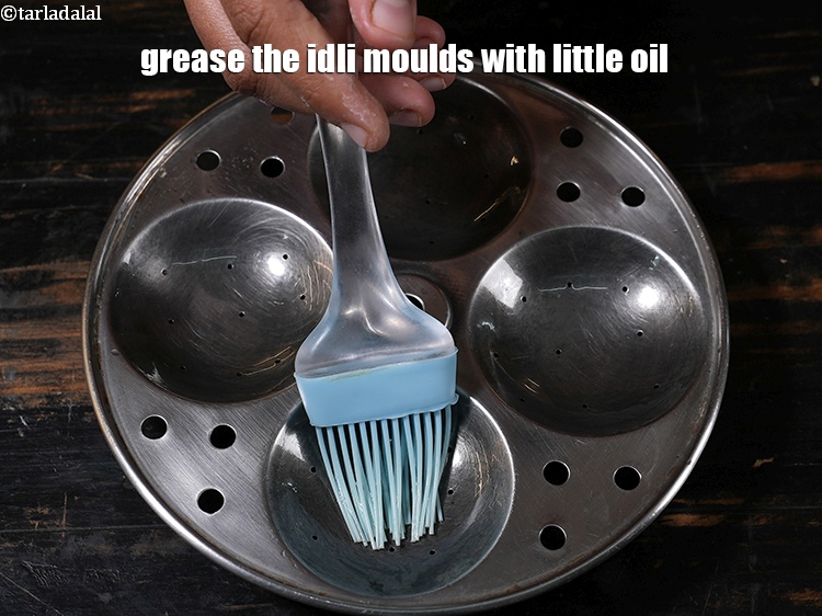 स्टेप 26 – इडली स्टीमर या प्रेशर कुकर में उबालने के लिए पानी …