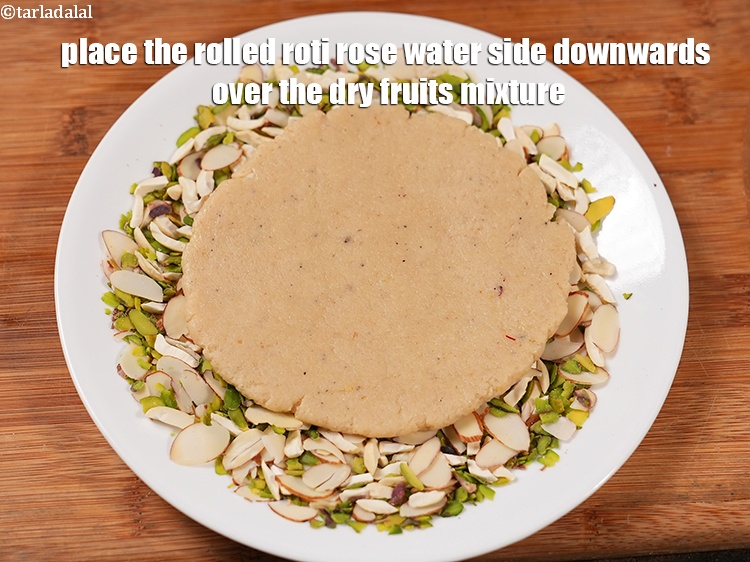 स्टेप 27 – बेली हुई रोटी को गुलाब जल वाला भाग नीचे की …