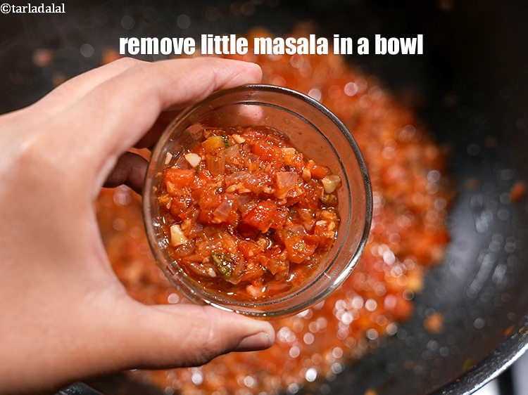 स्टेप 27 – थोड़ा सा मसाला एक बाउल में निकाल कर अलग रख …