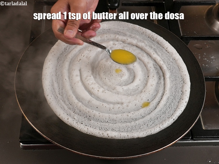 स्टेप 33 – डोसा के ऊपर १ टीस्पून मक्खन फैलाएं। <strong>मुंबई रोड्साइड पनीर …