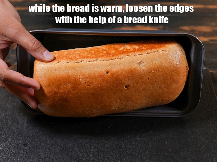 Step 32 – While the <strong>bread</strong> is warm, loosen the edges with the help of a <strong>bread knife</strong>.