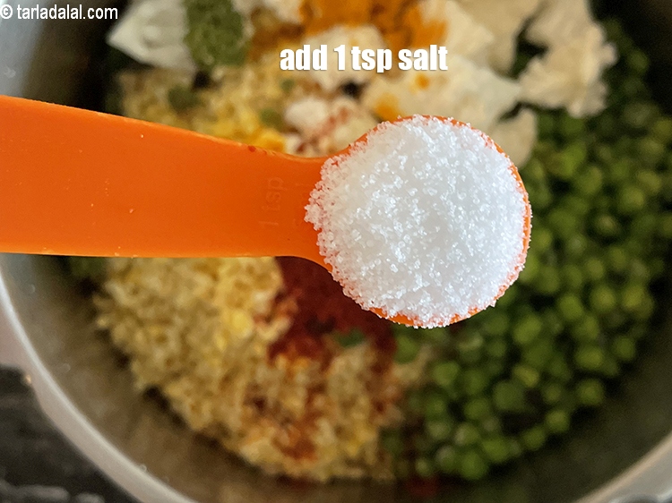 स्टेप 27 – <a href=""https://www.tarladalal.com/glossary-salt-namak-table-salt-hindi-418i"">नमक</a>&nbsp;&nbsp;स्वादअनुसार&nbsp;<span style=""font-size:11.0pt""><span style=""background-color:white""><span style=""font-family:&quot;Nirmala UI&quot;,sans-serif""><span style=""color:black"">डालें। हमने 1&nbsp; </span></span></span><span …