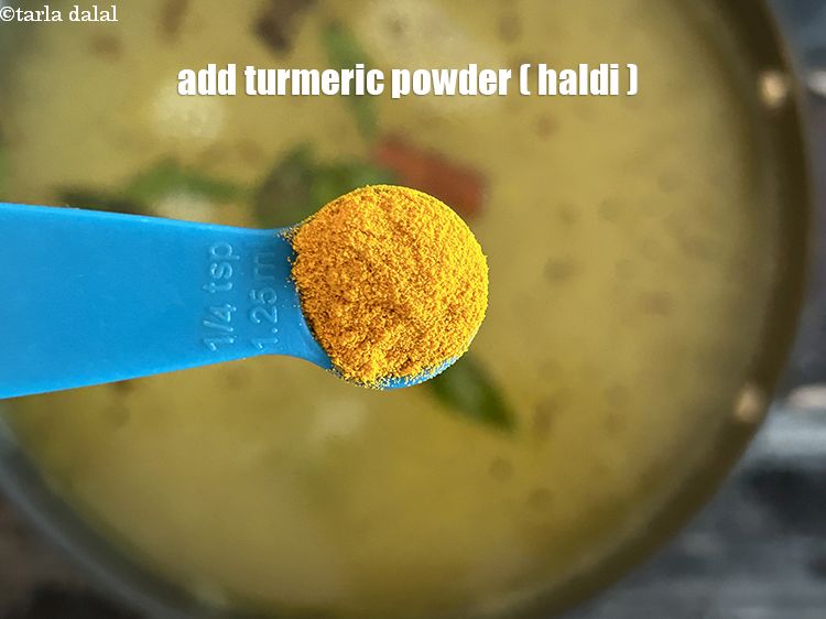 स्टेप 27 – १/४ टी-स्पून&nbsp;<a href=""https://www.tarladalal.com/glossary-turmeric-powder-haldi-hindi-645i"">हल्दी पाउडर</a>&nbsp;<span style=""font-size:11pt""><span style=""font-family:Calibri,sans-serif""><span style=""background-color:white""><span style=""font-family:&quot;Nirmala UI&quot;,sans-serif""><span style=""color:black"">डालें।</span></span></span></span></span>