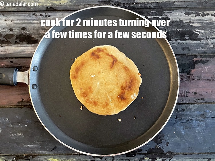 स्टेप 28 – मध्यम आंच पर 2 मिनट तक पलट-पलट कर कुछ सेकंड …