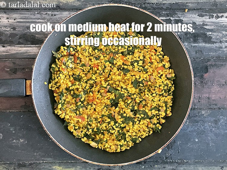 स्टेप 33 – बीच-बीच में हिलाते हुए मध्यम आंच पर 2 मिनट तक …