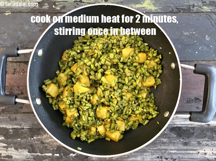 स्टेप 27 – मध्यम आंच पर 2 मिनट तक पकाएं, बीच-बीच में एक …