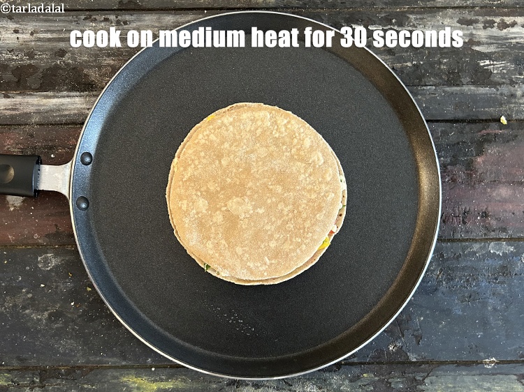 स्टेप 29 – मध्यम आंच पर 30 सेकंड तक पकाएं।