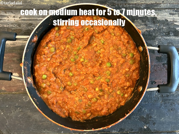 स्टेप 35 – मध्यम आंच पर बीच-बीच में हिलाते हुए 5 से 7 …