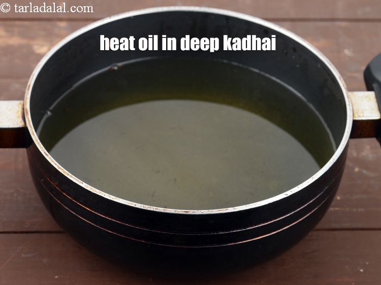 स्टेप 29 – एक गहरे नॉन-स्टिक कढ़ाई में तेल गरम करें।