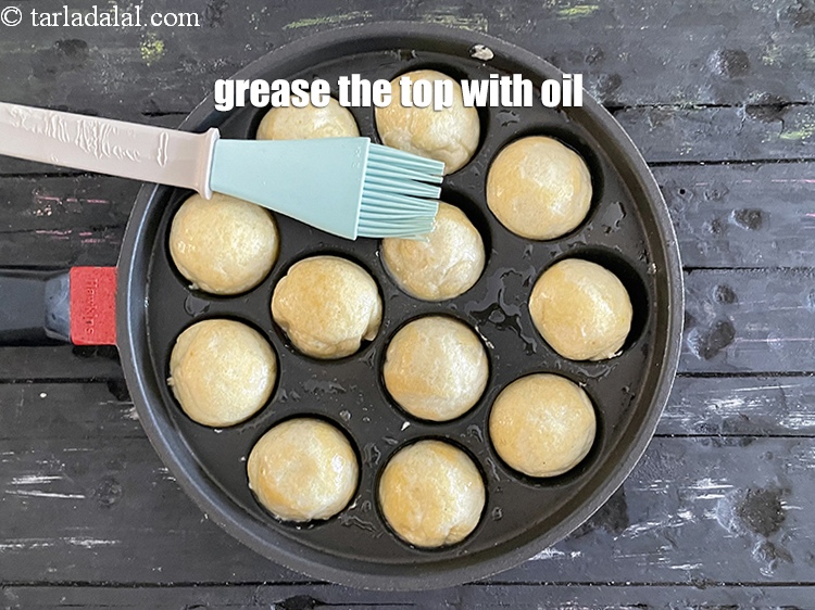 Step 27 – <meta charset="UTF-8" /> Grease the top of the others side of the&nbsp;vadas with oil.&nbsp;