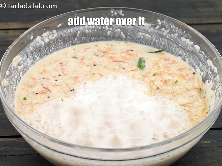 स्टेप 27 – बैटर के ऊपर 1 बड़ा चम्मच पानी डालें।&nbsp;&nbsp;