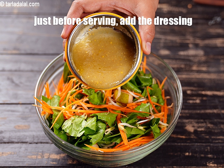 स्टेप 31 – परोसने से ठीक पहले ड्रेसिंग डालें।&nbsp;