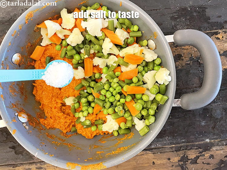 स्टेप 27 – स्वादानुसार नमक डालें। हमने १/२ टी-स्पून नमक का इस्तेमाल किया।