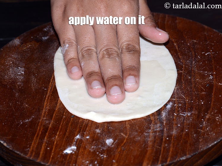 स्टेप 34 – नान के एक तरफ पानी लगा दें, नहीं तो नान …