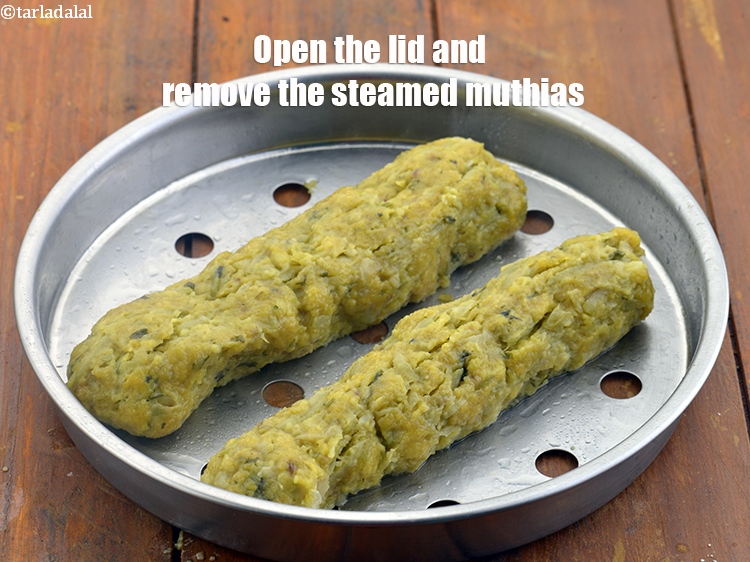 स्टेप 28 – ढक्कन खोलें और भाप&nbsp;किए हुए मुठिया निकाल लें।