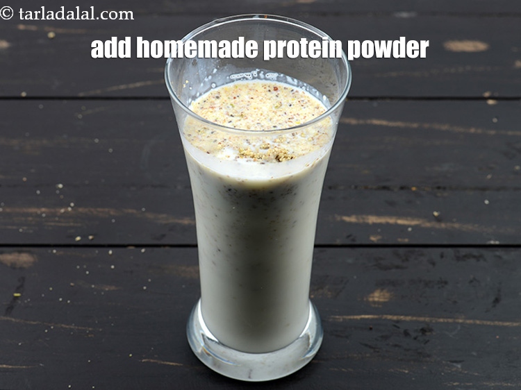 स्टेप 27 – 3 टेबल्स्पून&nbsp;<strong>घर का बना भारतीय प्रोटीन पाउडर</strong>&nbsp;डालें ।&nbsp;