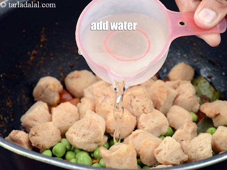 स्टेप 27 – &frac14; कप पानी डालें।