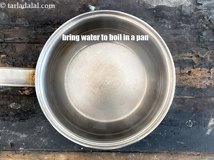 स्टेप 28 – एक पैन में पानी उबालने के लिए रख दें।