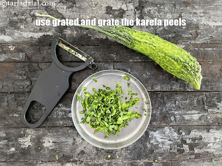 स्टेप 4 – एक ग्रेटर लें और करेले को ऊपर से कद्दूकस कर …