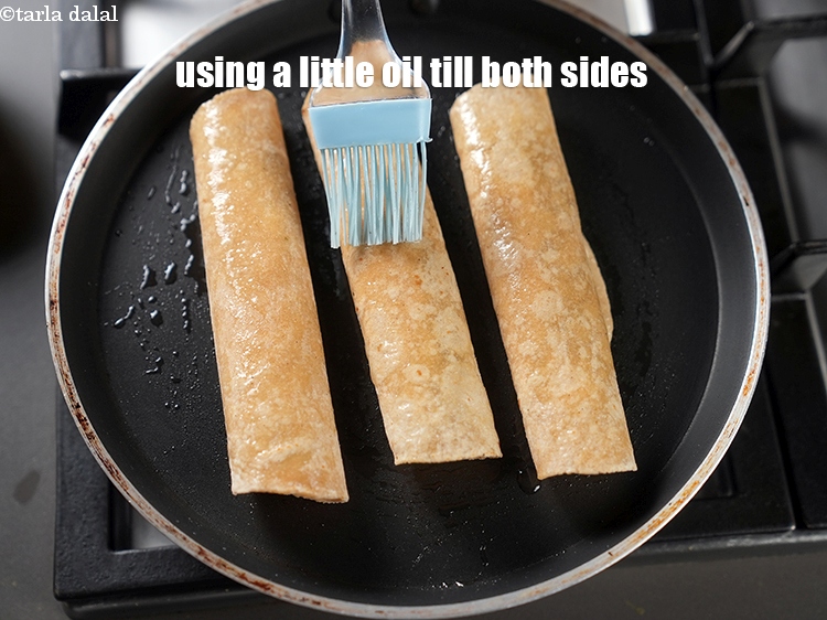 स्टेप 30 – पातियों को पकाने के लिए थोड़े से तेल का प्रयोग …