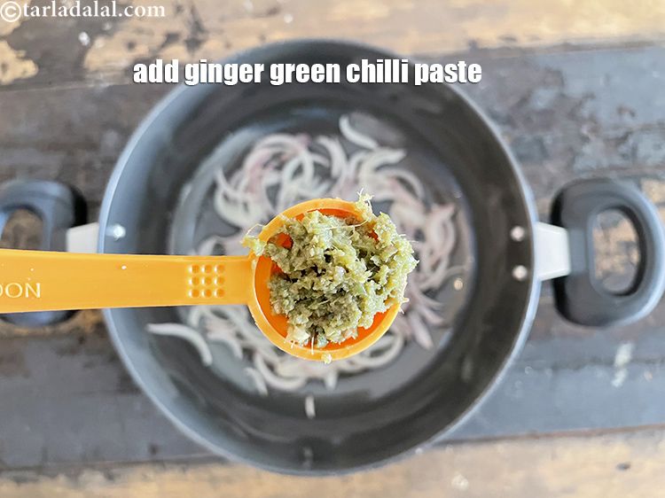 स्टेप 39 – १ टी-स्पून <a href=""https://www.tarladalal.com/glossary-ginger-green-chilli-paste-adrak-mirch-ki-paste-adrak-mirchi-paste-hindi-139i"">अदरक-हरी मिर्च का पेस्ट</a> डालें।