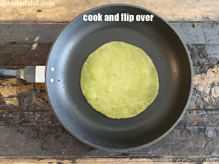 स्टेप 54 – पराठे को गरम नॉन-स्टिक तवे पर हल्का सा पका लें …