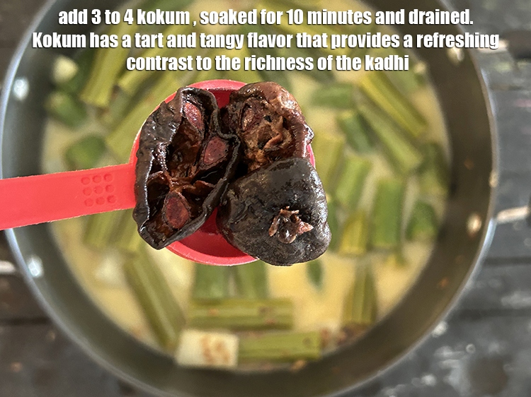 स्टेप 28 – ३ to ४&nbsp;<a href=""https://www.tarladalal.com/glossary-kokum-dried-kokum-dry-kokum-hindi-352i"">कोकम</a>&nbsp;, 10 मिनट के लिए भिगोकर छाने …