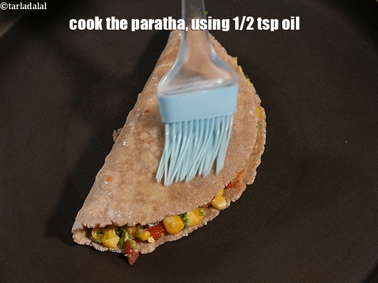 स्टेप 31 – 1/2 चम्मच तेल का प्रयोग कर पराठा पकाएं।