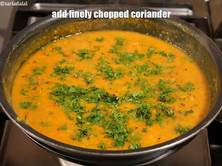 स्टेप 28 – २ कप&nbsp;<a href=""https://www.tarladalal.com/glossary-chopped-coriander-hindi-783i"">कटा हुआ हरा धनिया</a>&nbsp;डालें ।