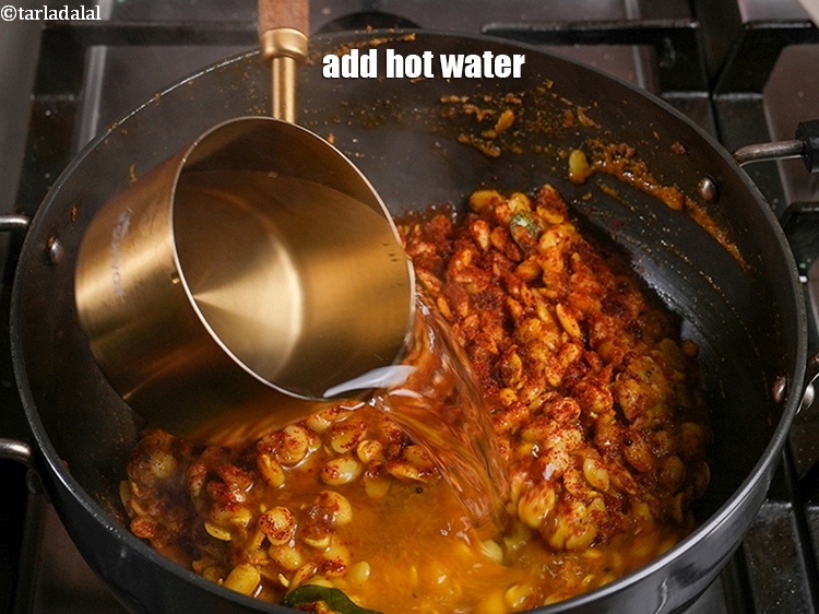 स्टेप 44 – डेढ़ कप गरम पानी डालें।&nbsp;<br /> &nbsp;