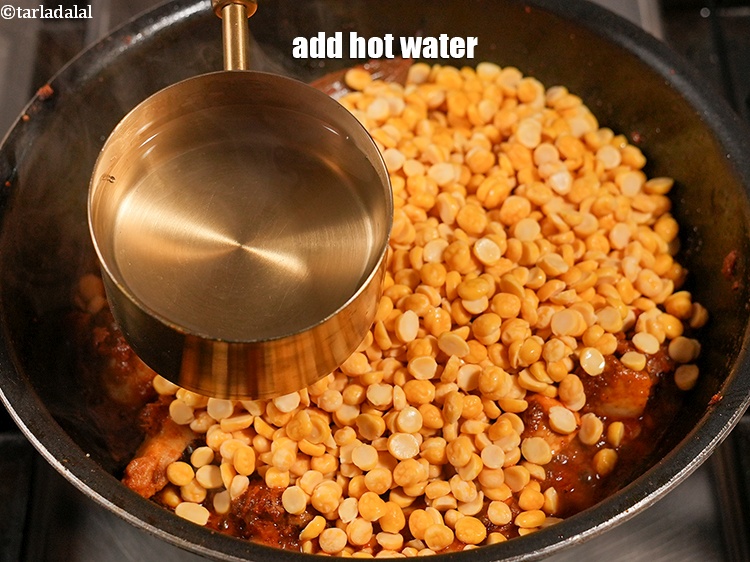 स्टेप 28 – १ १/२ कप गरम पानी डालें।